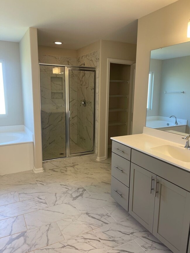 Building Photo - Stunning well kept 4 bed/ 3 bath home!