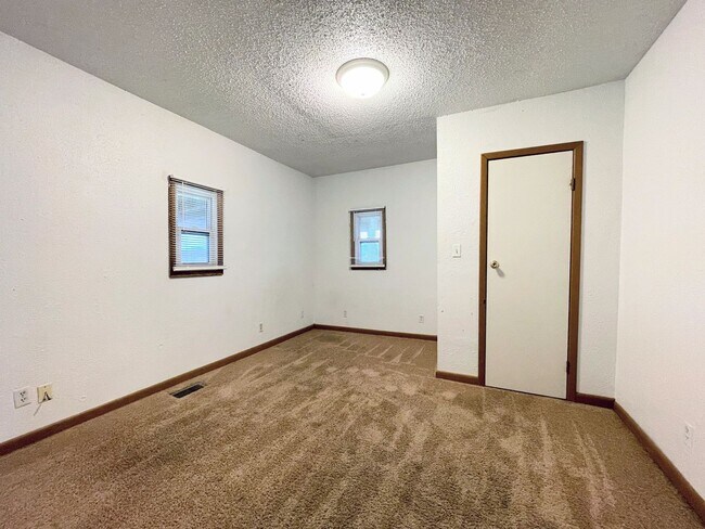 Building Photo - 3 Bed, 2 Bath in South Hutchinson