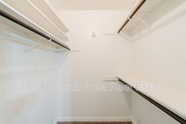 Building Photo - 3231 N Woodburne Dr