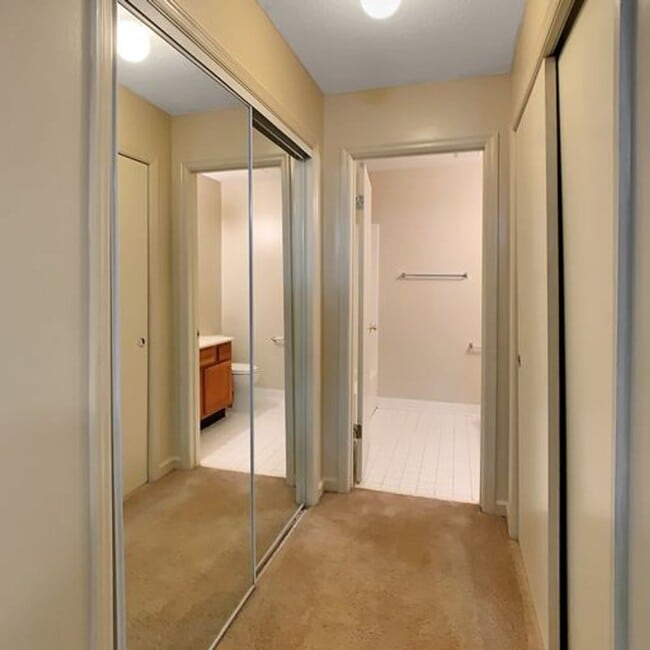 Building Photo - Emory Woods 2 Bed 2 Bath Apartment! Available April 1st!