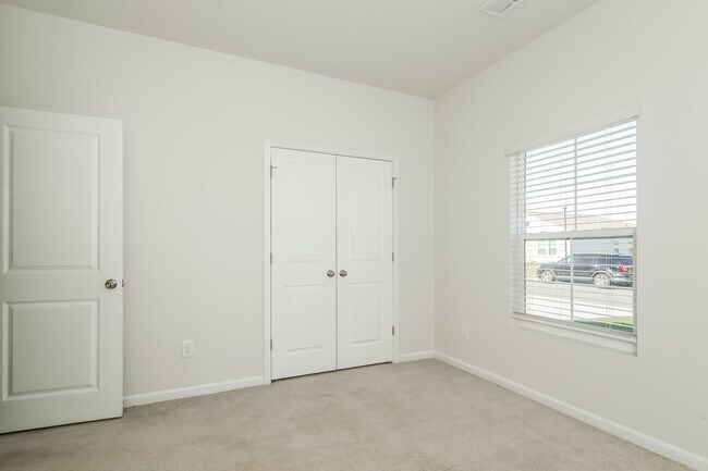 Building Photo - 2752 Desert Rose St