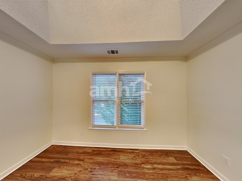 Building Photo - 403 Pine Grove Way