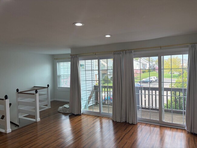 Building Photo - Well Maintained 2nd Floor Condo Now Available in Northridge Estates