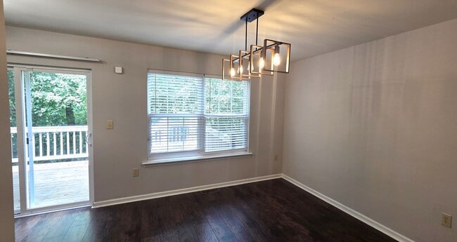 Building Photo - Beautiful 3 bedroom 2.5 bathroom END Unit ...
