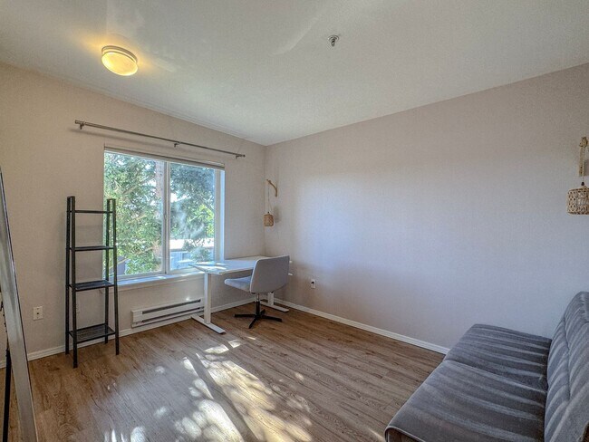 Building Photo - Top Floor Northgate 2 bed/2 bath Condo, $2...