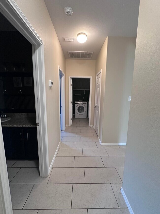 Building Photo - 5519 Shorthorn Dr