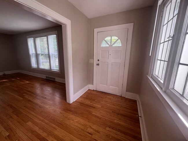 Building Photo - Two Bedroom Duplex - Located just Outside ...