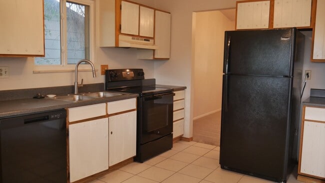 Building Photo - Single Family 3 Bed, 2 Bath w/ Big Backyar...