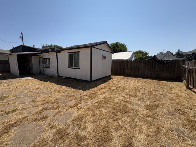 Building Photo - Dinuba country Home Rent Ready !