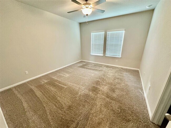 Building Photo - 906 Main St