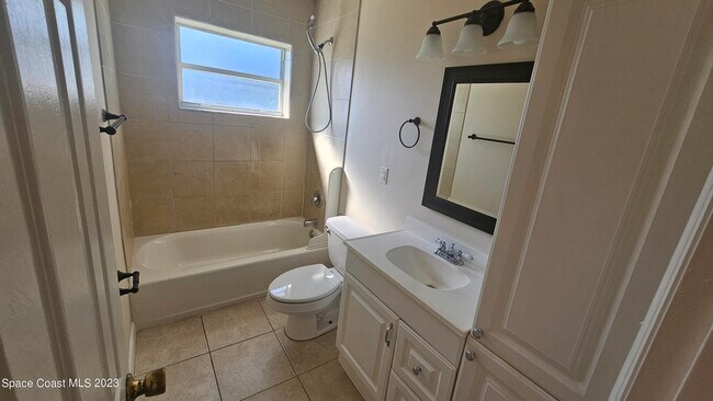 Building Photo - 644 Wisteria Dr
