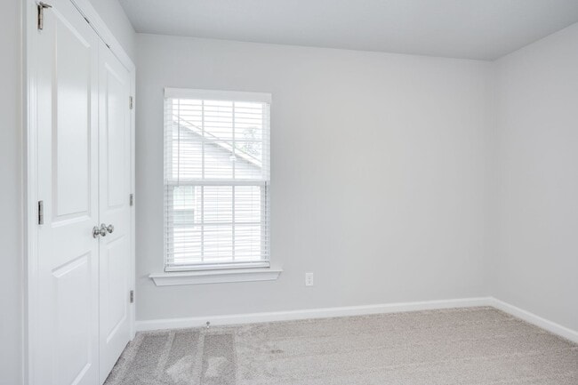 Building Photo - 3 Bedroom 2.5 Bath Townhouse