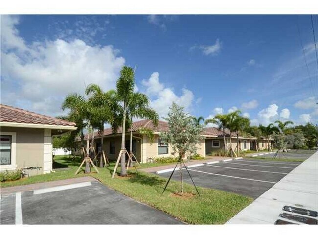 Building Photo - 1045 Villas LLC (1035 NE 10th Ave)