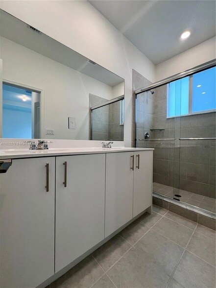 Building Photo - 714 SE 13th Ct