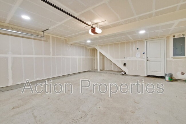 Building Photo - 549 Walker Dr