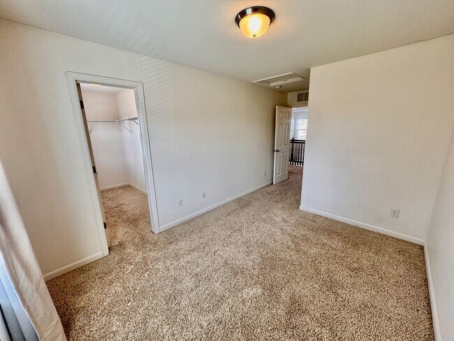 Building Photo - Large 4 bedroom home with a Fully Finished...