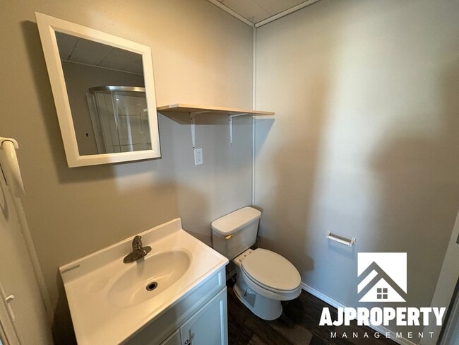 Building Photo - 213 W 39th St