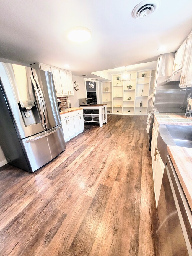 Spacious and fully stocked kitchen - 34 Shenandoah Dr