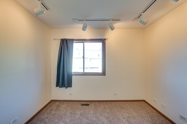 Building Photo - 1640 Hilton Head Dr