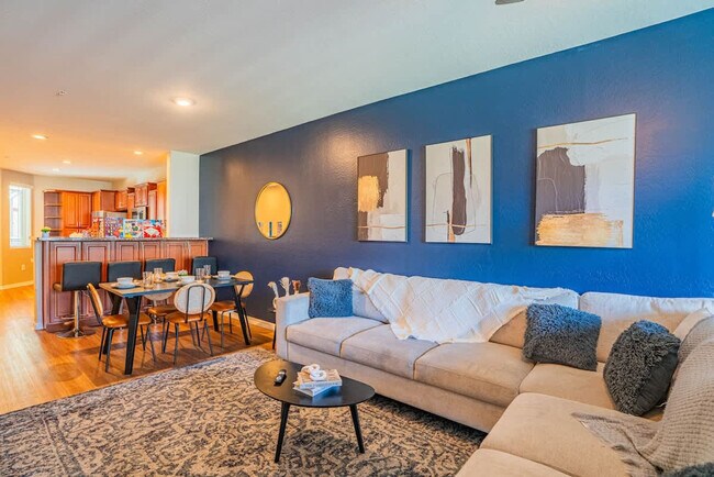 Building Photo - 1275 E University Dr