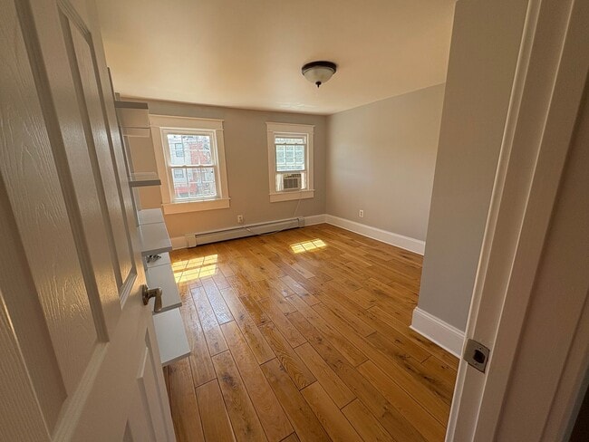 Building Photo - NEW Lower Price & AVAILABLE NOW  *  NUEVO PRECIO Más Bajo y DISPONIBLE AHORA!