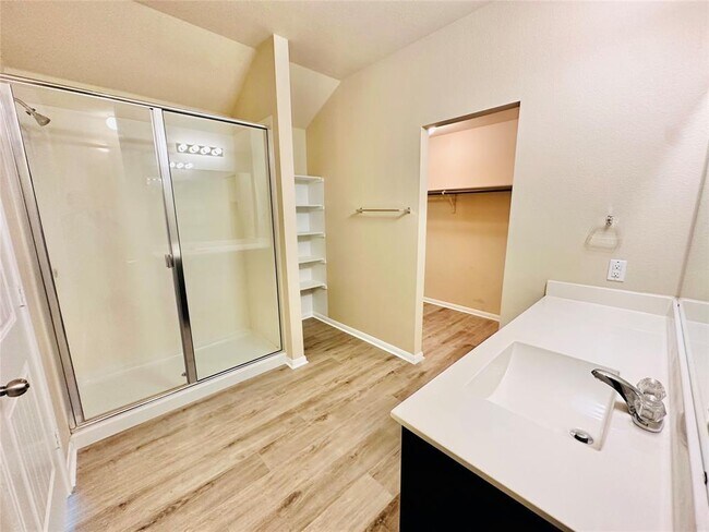 Building Photo - 704 Silver Wing Dr