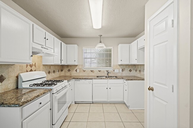 Building Photo - 9731 Youngcrest Dr