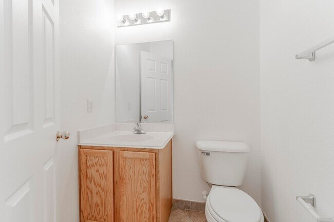 Building Photo - 3 bedroom home in gated community