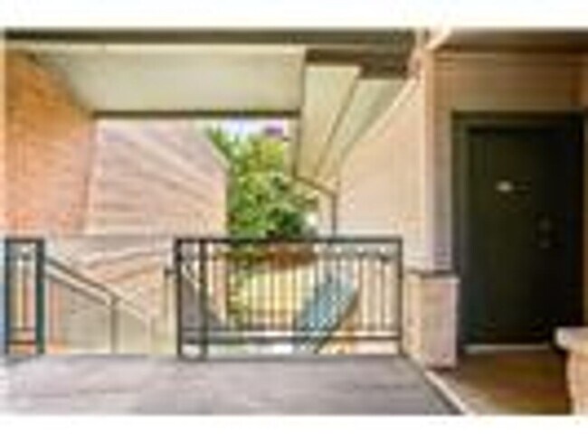 Building Photo - 1617 W Oleander St