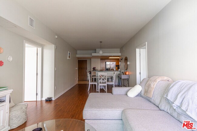 Building Photo - 13700 Marina Pointe Dr
