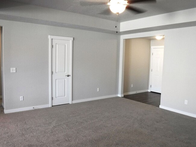 Building Photo - Bright and spacious 3 bed, 2 bath home jus...