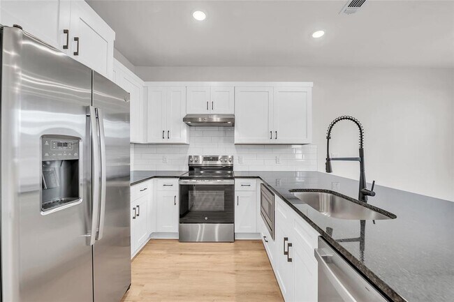 Building Photo - 7600 Strong Bow Ct