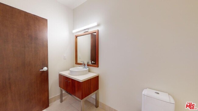 Building Photo - 1100 S Hope St