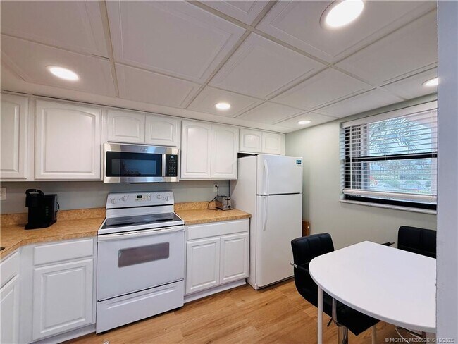 Building Photo - 9490 S Ocean Dr