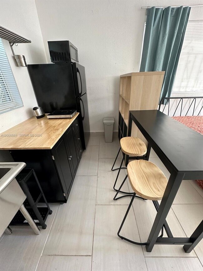 Building Photo - 1637 SW 16th St