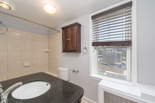 Building Photo - 505 Grundy St