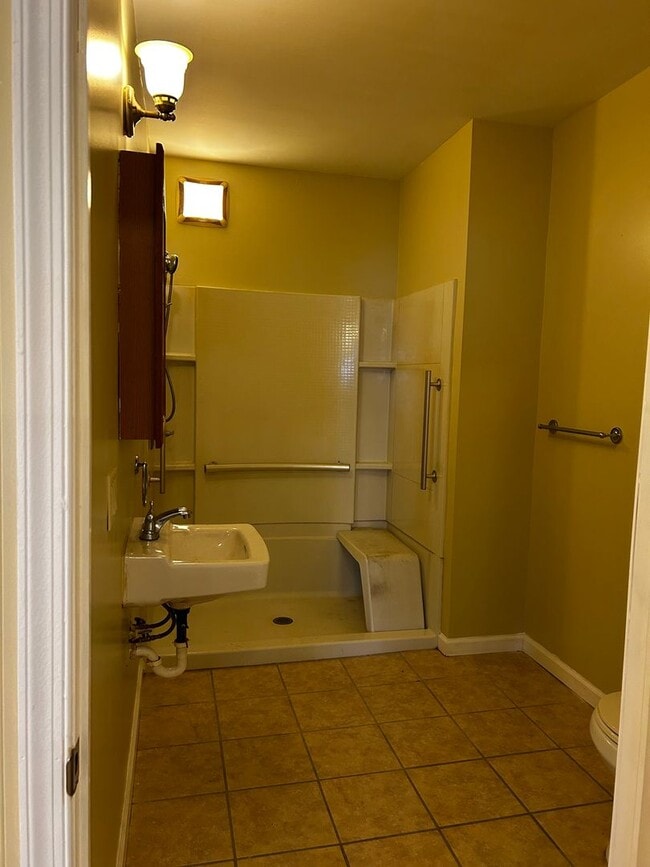 Building Photo - 552 Main St