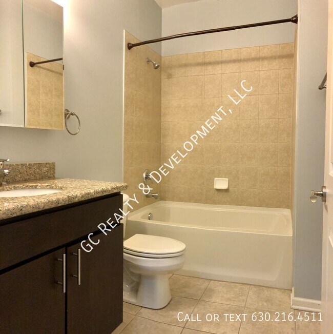 Building Photo - 2520 S Oakley Ave