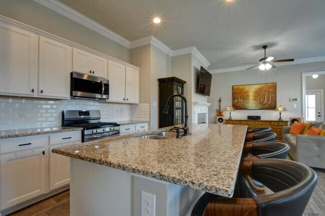 Building Photo - 6151 Lake Edge Dr