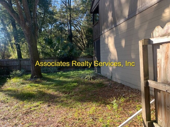 Building Photo - Spacious END UNIT 2 Primary Suite Condo w/ Screened Lanai, Screened Balcony, and FULLY FENCED BAC...