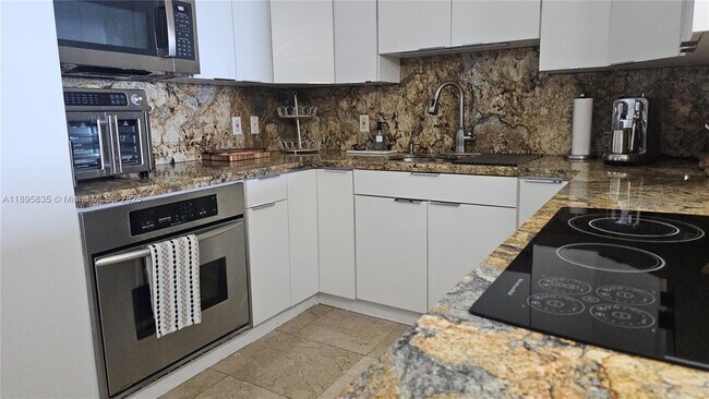 Building Photo - 3140 S Ocean Dr