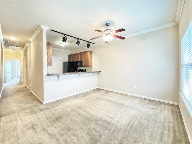 Building Photo - 2131 N Crossover Rd