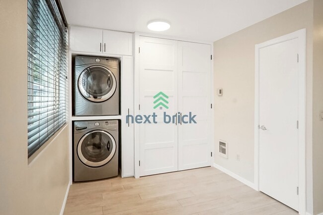 Building Photo - 2 BED & 1.5 BATH TOWNHOME FOR RENT