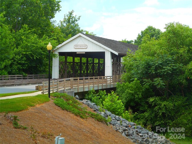 Building Photo - 4008 Pinebrook Ln