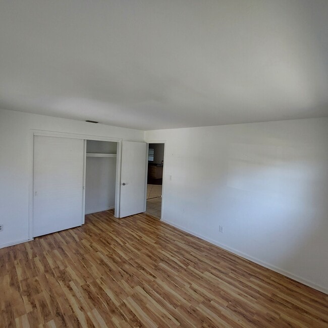 Building Photo - 1213 SW 48th Ter