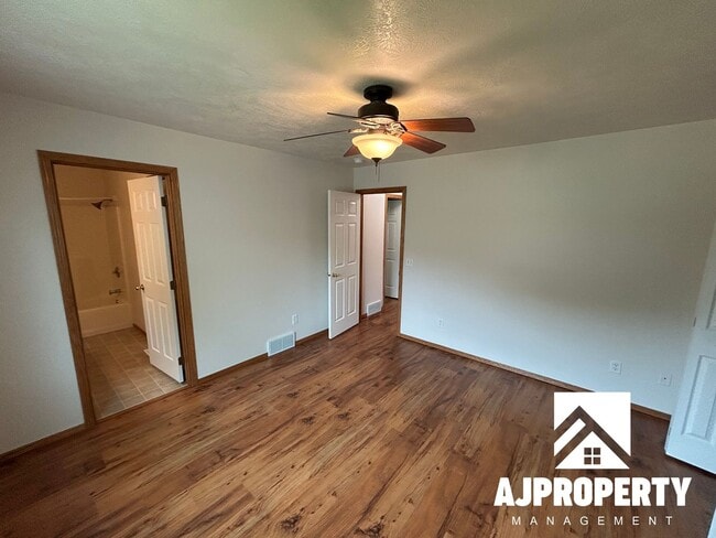Building Photo - 4604 S Dunlap Ave