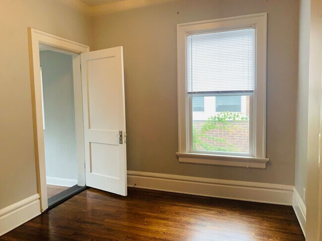 Building Photo - 3 bedroom 1.5 bath one block from Franklin Conservatory