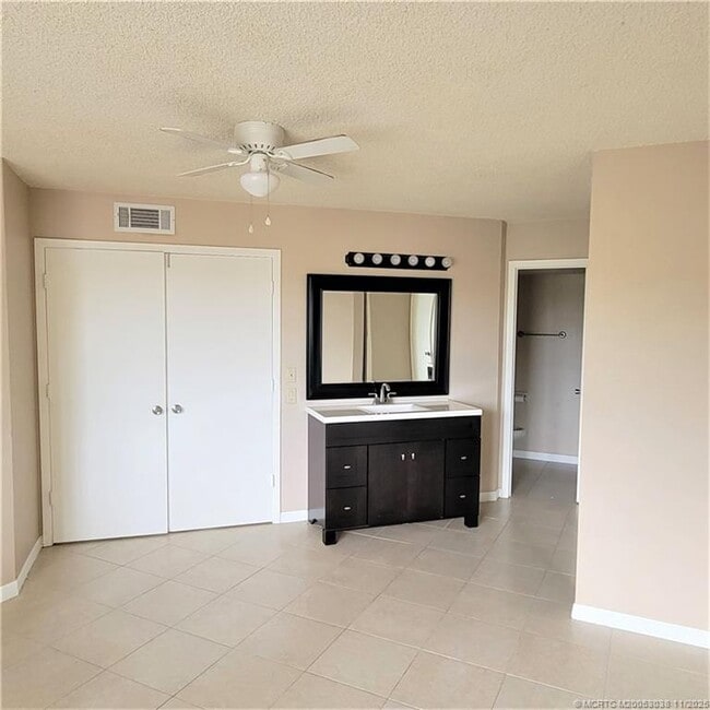 Building Photo - 1526 SE Royal Green Cir