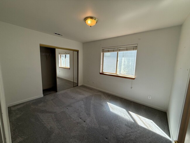 Building Photo - 2 Bed/2 Bath Apartment Located Near OSU/COCC Campus - Attached Garage