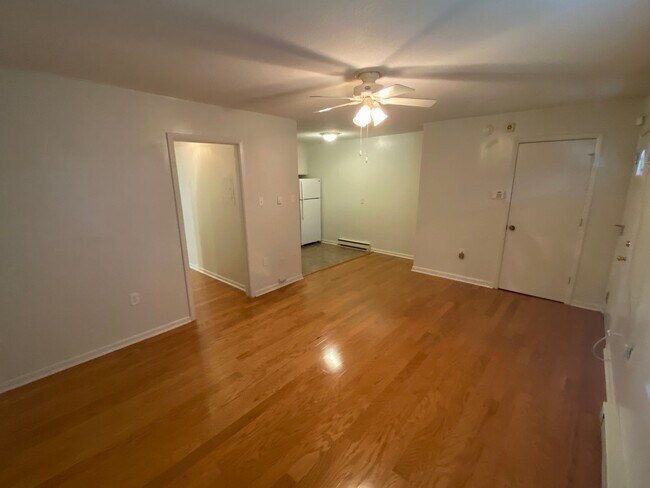 Building Photo - Lovely 1 Bedroom Apartment Near Duke West and Hospital